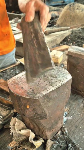 look at this technician splitting the iron pipe #shorts #blacksmith #tutorial #trending #viral