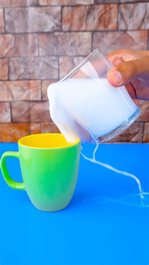 Milk pouring hack 🥛 #lifehack #kitchenhack