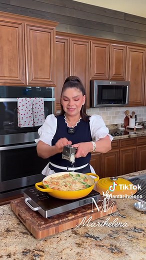 En un minuto te enseño cómo hacer la mejor y más fácil Pasta Fettuccine con Camarón y Brócoli! 😋 Los polvos mágicos: 1 cda de ajo 1 cda de cebolla 1 cda de pimienta negra 1 cda de pimienta de cayenne #pasta #pastarecipe #shrimppasta #easyrecipe #recetasfaciles