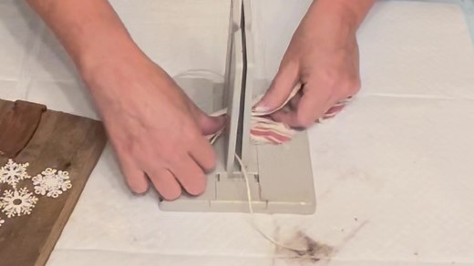 Check out this simple DIY snowflake Christmas tree!🎄 | The Vintage Pebble