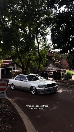 Exploring the Lexus LS 400 Performance and Features