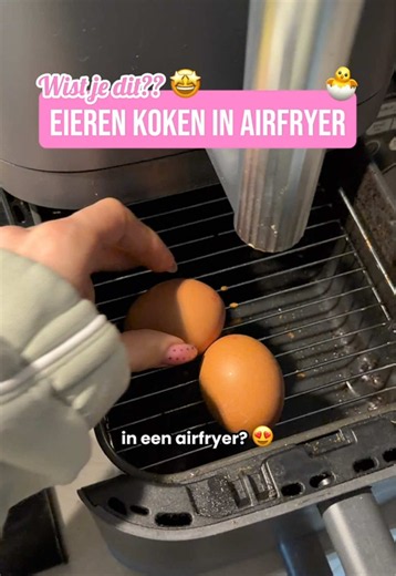 EIEREN KOKEN IN DE AIRFRYER?! 🥚 Wist je dat je super makkelijk eieren kunt koken in de airfryer? En je hebt er niet eens water voor nodig! 👏🏻 Zo doe je het 👇🏻 🥚 Temperatuur: 120 graden ⏰ Zachtgekookt: ongeveer 12–13 minuten ⏰ Hardgekookt: ongeveer 15 minuten Leg de eieren gewoon in het mandje van je airfryer en laat hem het werk doen! Spoel ze daarna even af met koud water. 🫶🏻 Let wel op, iedere airfryer is anders, dus de perfecte tijd kan iets verschillen. Ook de grootte en begintempera