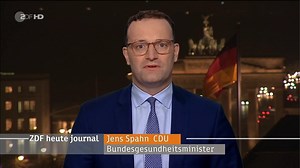 "Es macht mich ein Stück stolz zu sehen, dass ein deutsches Unternehmen, das wir unterstützt haben, in der Forschung jetzt so weit vorne mitspielt", sagt Gesundheitsminister Spahn über die Fortschritte beim Corona-Impfstoff von Biontech. | ZDF heute
