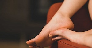 Se frotter les pieds pour s’endormir : pourquoi certaines personnes font ça ?