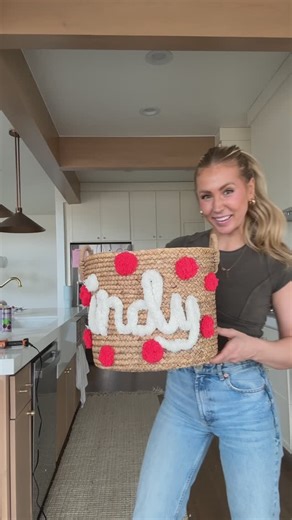 Bek Marsden | DIY CUSTOM EASTER BASKETS 🩷🐰 grab your kids Easter baskets, yarn, and hot glue 🥰 easy peasy! Make any design you want and chitchat with the... | Instagram