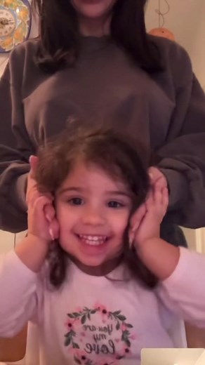 Le facce buffe di mia figlia durante una videochiamata con la nonna