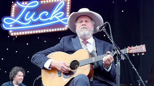 Why the Collings OM2H is beloved by so many acoustic fingerstylists