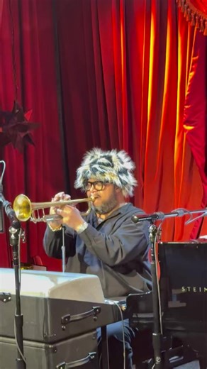 The Nicholas Payton Trio soundcheck John Coltrane’s “Moment’s Notice” ahead of tonight’s opening night! The band plays thru Sunday February 1st; grab tickets: https://tix.to/o84bnZJ9OS featuring: Nicholas Payton (trumpet, piano, keyboards) Buster Williams (bass) Thee Lenny White (drums) | SMOKE Jazz Club