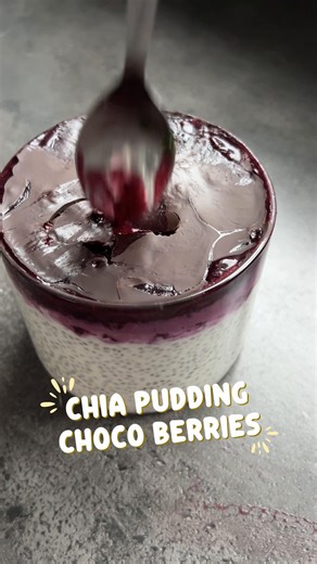 Chia Pudding choco berries ✅ riche en protéines ✅ healthy ✅ sans sucre ajouté ✅ IG BAS ✅ se prépare la veille Ingrédients pour 2 portions : * 100g de fromage blanc * 200ml de lait d’amande sans sucre ajouté * 30g de graines de chia * 20g de sirop d’agave * 30g de fruits rouges congelés (framboises et myrtilles) * 20g de chocolat noir 85% fondu Minimum 4h au frigo (de préférence une nuit) 📊 Les macros et calories de cette recette sont comme d’habitude en fin de vidéo #chiapudding #petitdejeunerh