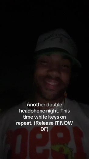 White keys cause she way too major.. #dominicfike #doubleheadphone #latenightwalks #seanjesseepoetry #vibes