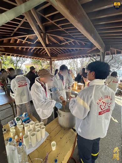 甲南大学体育会サッカー部 | . 【地域貢献活動62】 2月22日(日)、岡本梅林公園にて開催された、摂津岡本梅祭りに参加させていただきました！ 地域の方々と甘酒を作り、お配りしました✨ 梅の花がたくさん綺麗に咲いた公園での活動は、心温まる時間となりました。... | Instagram