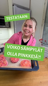 Muista tallentaa resepti! 💕 Kokeile sinäkin leipoa pinkit sämpylät: Tarvitset: 2 dl Kaurajuomaa 25 g Kuivahiivaa 1 tl Sokeria 1 tl Suolaa 2 rkl (Oliivi)öljyä 7 dl Rouheisia sämpyläjauhoja Lisäksi 2-3 kpl Herkkumaan punajuuria Ohje: Sekoita hiiva kädenlämpöiseen veteen. Lisää sokeri, suola ja öljy. Sekoita jauhot taikinaan vähitellen. Raasta punajuuret ja sekoita taikinaan. Vaivaa taikinaa käsin. Anna taikinapallon kohota liinan alla n. 1 h. Pyöritä taikinasta palloja ja anna kohota liinalla pei