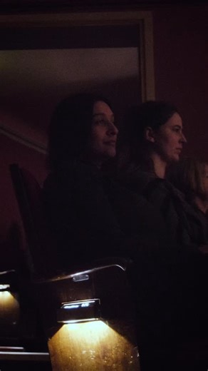 HOW TO OPER: Applaus / Fotografieren 👏 Der Applaus vor der Pause und am Ende ist für die Künstler*innen Zeichen Ihrer Wertschätzung. So können Sie Ihre Begeisterung zeigen und durchaus auch dem einen oder der anderen mit einem beherzten: Brava! Bravo! Bravissima! Bravissimo! Bravi tutti! noch zusätzlich zurufen: Dich/ Euch fand ich besonders toll! Diese Rufe aus dem Italienischen drücken ganz große Begeisterung aus – siehe oben im Kleinen ABC der Fachwörter. 📷📱 Fotografieren, Posten von Bilde