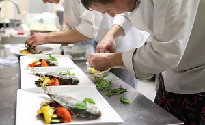 ¿Cuáles son los puestos de trabajo en la cocina de un restaurante?