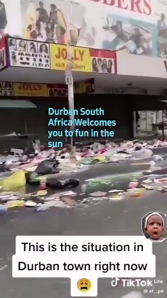 DURBAN NOW DIRTBIN As eThekwini municipal workers strike over “equal pay” enters the eighth day, businesses in the Durban city centre say they are feeling the impact, with refuse piling up at street corners, encroaching on their store entrances and fewer customers visiting stores. 5 March 2024 | WelkomCity Stad