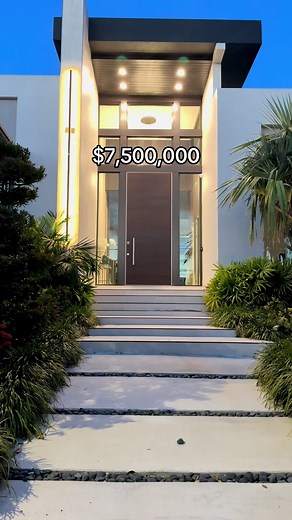 🌴 Fort Lauderdale, FL | 5 Beds | 5.5 Baths | $7.5M Step into one of the most exclusive homes in Riviera Isles a newly built waterfront masterpiece with 100 ft of deep-water dockage and ocean access. Modern, minimalist design meets cutting-edge smart tech, with expansive indoor-outdoor living, designer finishes, and breathtaking water views. Just moments from Las Olas, this gated estate features a gourmet kitchen, sparkling pool, serene master suite, and everything you’d expect from Fort Lauderd