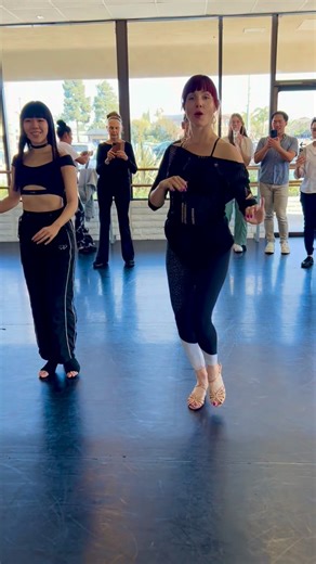 EVERY group class starts with footwork and body movement! Why? ➡️ Because our strength, clarity, smoothness, and confidence as a dancer starts with us! Our skills affect how we are as a partner, and how we feel on the dance floor: • Balance • Body Movement • Clear weight transfer • Ability to mark syncopated rhythms with our feet • Turns & spins • Arm styling There's so much that we bring to the table when we partner dance, and we teach it at the beginning of every class! DM to register for priv