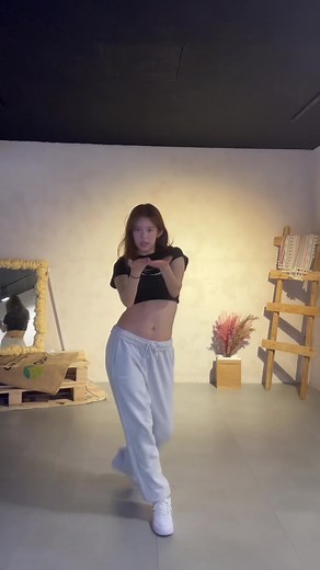 Daisy Momoland Pretty Girl Mantra by Jennie