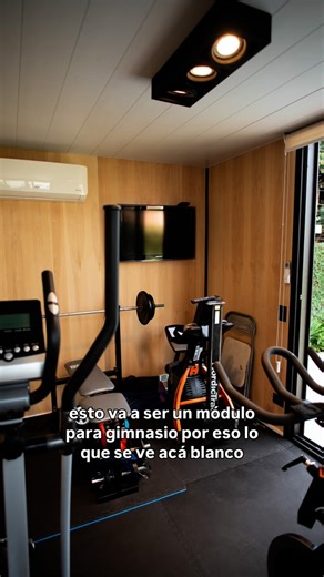 Offis on Instagram: "Así es el DIA 1 de 5 instalando un Offis STUDIO de 2,50 x 4,90m para gimnasio. Si te quedaste con ganas de saber cómo hacemos los anclajes comentá #bases y subimos otro video. #construcciónmodular #construccionmodular #móduloshabitacionales #buenosaires #arquitecturamoderna"