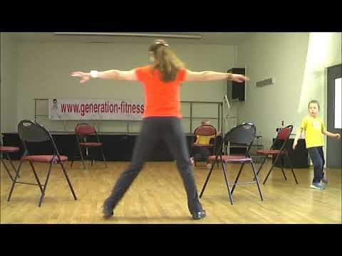 Cours de motricité pour les petits (3-6 ans) avec des chaises.