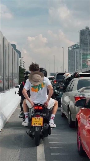 Bangkok au rythme local : entre ville et traditions 🛵