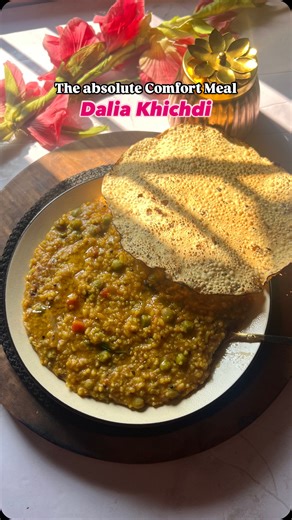 Shruti Rajput | Food & Travel | Vadodara | Delhi on Instagram: "Broken wheat/ Vegetable Daliya Khichdi Recipe/ Fada Khichdi Recipe♥️ Prep Time + Cook Time : 15 Min. Servings : 4 Servings Ingredients: 1\2 cup broken wheat 1\2 cup moong dal 1\2 cup Kodri 1\2 cup each vegetables carrot,green peas,tomatoes, Pigeon Peas 1 tsp ginger chili paste salt to taste ghee and oil 1\2 tsp turmeric powder 1 tbs coriander cumin powder 1\2 tsp chili powder 1\2 tsp Garam Masala Curry leaves 1 tsp cumin seeds Musta