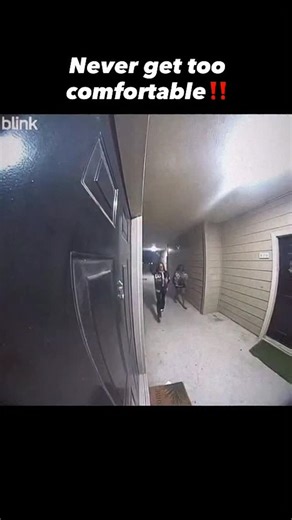 @hood.shooting | ... 街を変えた電気の光 静かな小さな街で、人々は電気の存在をあまり意識していなかった。 スイッチを押せば明かりがつき、携帯電話は充電され、毎日は当たり前のように流れていた。 ある夜、大きな嵐が街を襲った。雷が空を切り裂き、突然、街中の電気が止まってしまった。... | Instagram