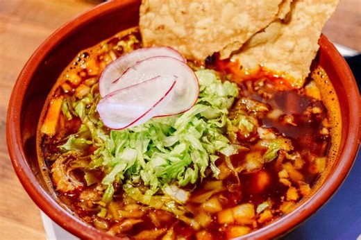 Cómo preparar pozole con cabeza de puerco, una receta tradicional para la noche mexicana y que rinde para 20 personas