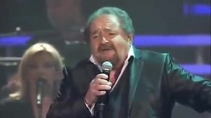 Ce monde Richard Anthony Chaque jour j'ouvre les yeux sur toi Chaque nuit vient les fermer sur toi Tu souris et je suis le plus heureux Loin de toi je suis si malheureux Chaque fois que tu as cru en moi Tu sais bien que j'ai gagné pour toi Ton amour me suffirait Pour te donner un monde entier Et ce monde sera fait pour toi Et personne ne n'y viendra que toi Notre vie commencerait Et tu vivrais dans ce monde à moi Ton amour me suffirait Pour te donner un monde entier Et ce monde sera fait pour to