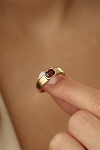 A surprise, carefully planned. They already had their Nangi wedding bands — which made it possible to find the right size without raising suspicion. An unheated ruby in their daughter’s birthstone. Deep red. Full of life. Set securely in a handcrafted bezel. Her birthday engraved inside. A morning gift. A future heirloom. A piece of their story — made to last. If you’re considering a custom piece, you can book a private appointment with us in Oslo or virtually. #CustomRing #RubyRing #Ruby #Signe