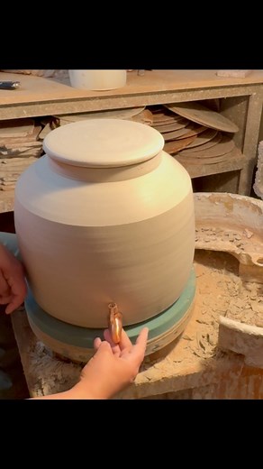 Throwing a large spouted pot! #pottery #ceramicarts #potterylove #art #potteryvideos #craftsmanship #makers #ceramics #craftsmanship #spokane #wheelthrowing | Goblin Pottery