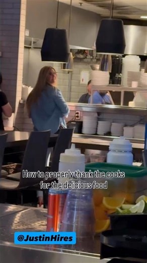 Woman flashes restaurant employees 😁