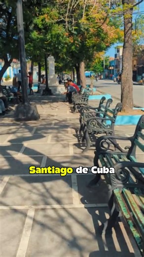 Verso 1: Santiago, te extraño como el sol a la montaña, como extraña el mar la espuma cuando no hay mañana. Se me escapan los olores de tu calle y tu café, y ese acento que no olvido aunque me aleje a pie. Verso 2: Te pienso en cada esquina de mi pecho, en el tambor que suena aunque no esté. Tus balcones, tus pregones, tus despechos, todo en mí… sigue siendo tuyo, Santiago de ayer. Coro: Santiago de Cuba, te extraño, como se extraña una madre en el silencio. Tu calor, tus colores, tu desvelo, la