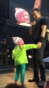 6.6M views · 49K reactions | Vejam que "maldade" o ícone do rock Bruce Springsteen fez com essa "pobre" menininha, fã do astro, que assistia seu show em Oslo. <3 | Me Respeita Que Sou Desse Tempo | Facebook
