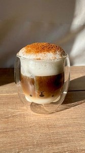 Cinnamon Iced Macchiato 🧊☕️🤎 . Recipe: - add ice - add some sweet milk foam - pour through one shot of espresso - cover it with cinnamon powder . That’s it. Enjoy! 😁 . If you want to support me you can click the link in my bio. There you‘ll find all the products that I use in my videos. For this video, for example, the bear glass or the pretty wood-handle pitcher in which I prepared the foam! | Yourcoffeedude