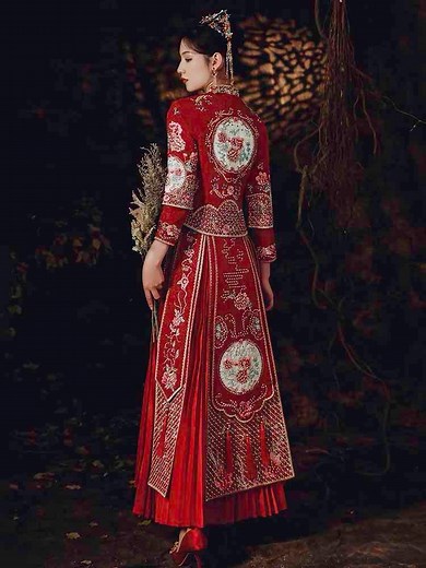 1K views | Be a vision of elegance on your special day with this enchanting Chinese wedding dress. Featuring a golden round patch and a stunning phoenix design, it symbolizes love, prosperity, and grace.  Link in bio to shop! #ChineseWeddingDress #WeddingKua #龍鳳卦 #秀禾服 #QunKua #Cheongsam #ChineseWedding #Kua #Qipao #fbreels #reelsviral | Wedding Shop World | Facebook