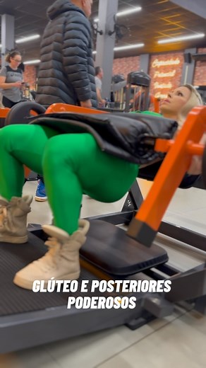 ANNE LUISE FREITAS on Instagram: "Treino completo: Pre ativação na Elevação pelvica - 2 x 20 Máquina de agachamento sumo - 3 x 12-15-20 reduzindo a carga Agachamento pendular unilateral conjugado com agachamento com halteres - 3 x 12 + 15 Passada cruzada no caixote - 3 x 12 Terminamos no agachamento terra ( mas não está no vídeo)- 3 x 15 Atleta ou apenas querendo um estilo de vida saudável. Se está curioso para experimentar o próximo nível, convidamos a acessar: WWW.TEAMPANNAIN.COM • • • Complet