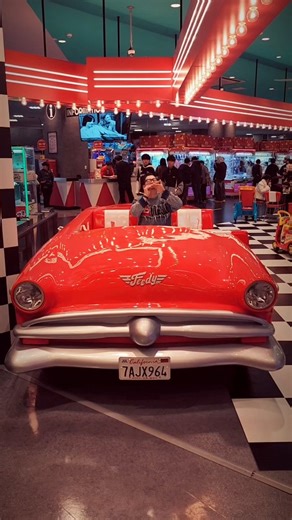 あっつん 解体屋さん///水代 篤 on Instagram: "Feedy Diner⁡ ⁡@feedyayagawa_jp ⁡ ⁡⁡ ⁡讃岐うどんツアー第3弾！って、うどんやないやん。⁡ ⁡⁡ ⁡綾川で見つけた、80sアメリカへの入り口🇺🇸 ​イオンモールの中にいることを忘れちゃうような Feedy Dinerのこの雰囲気が大好き。 ​ネオンサインに、どこか懐かしいチェック柄のフロア。 ただ座っているだけで、映画の主人公になった気分になれる場所🎬🥤 ​お気に入りの空間で、ホットドッグとピザを囲む最高の週末。⁡ ⁡⁡ ⁡おいしかったです⁡ ⁡ごちそうさまでした😋"