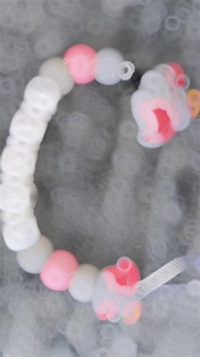 🐘A Disney character dummy clip!🐘 This dummy clip includes a Dumbo pacifier clip, grey and pink beads followed along nicely with the name “Daisy” and finished off with a matching Dumbo charm😍