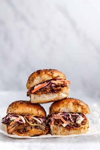 Easy Pulled Pork Sliders - super quick & full of flavor!