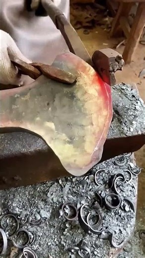 Trimming process of the cutting edge of the axe
