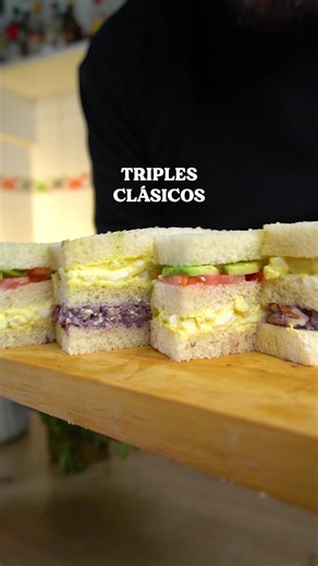 Dos ideas de triples caseros: -Triple de aceituna y huevo -Triple de huevo, tomate y palta Receta: triple aceituna y huevo -6 tajadas pan de molde -150g aceituna -70g pecanas -2cdas mayonesa -3 huevos -1 1/2 cda mayonesa -sal y pimienta Triple de huevo, tomate y palta: -6 tajadas pan de molde -3 huevos -1 1/2 cda mayonesa -sal y pimienta -tomate -1 a 2 paltas -limón Puedes reemplazar la mayonesa por yogurt griego #triplescaseros #recetafacil #comidaperuana