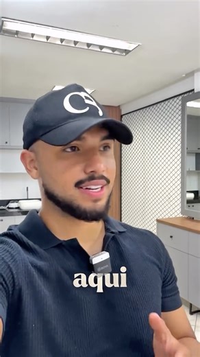 João Camargo on Instagram: "ESSE ERRO ME CUSTOU MAIS DE R$ 30 MIL 💸 Quando abri minha primeira barbearia, cometi um erro CLÁSSICO: ❌ Abri o negócio sem planejamento ❌ Fui fazendo “melhorias” sem estratégia ❌ Mudava tudo o tempo todo ❌ Achava que sabia de tudo Resultado? • 2 anos gastando sem parar • Mais de R$ 30 mil jogados fora • Espaço mal aproveitado • 3 cadeiras quando cabia 7 Até que a gente PAROU. Contratamos um ARQUITETO. Planejamos direito. Reformamos com ESTRATÉGIA. O resultado? 🚀 • 