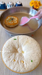 15K views · 2K reactions | One pound of flour and nine ounces of water to make a dough pie. No rolling or kneading. The outside is tender and the inside is cool, but it won’t be hard #发面pies #food tutorial #Highly active probiotic yeast powder | Fun food 1.o | Facebook