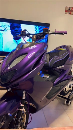 Nitrozzz_purple27💜 on Instagram: "Waouh, je trouve ça magnifique💜🏴‍☠️ Du week-end j’installe le système de freinage stage 6 R/T avec son gros disque en 280 mm 🫣avant qu’il ne parte dimanche pour le salon du deux roues de Lyon 🫡 Si tu veux suivre l’évolution du projet et (ou) que tu es passionné par la mécanique, la belle pièce et les belles machines, n’hésite pas à t’abonner..!💜🤯 « « Un petit like et partage font toujours plaisir ..💜👊 @maxiscoot_officiel 💚 @akacompany.store 🧡 #bikelif