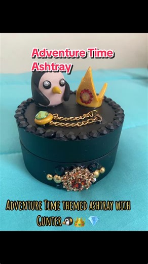 ✨This is the Adventure Time themed decorative ash tray that I made my girlfriend for her birthday! I decided to make it with Gunter🐧 as the main character and add elements from key episodes including him 👑💎 . I had a lot of fun making this and I’m also so glad that she liked this😊✨I am taking commissions!✨ #ashtray #adventuretime #smoke #gunter #adventuretimefanart #art #artist #3dart #decorativeart #decor #black #rhinestone #sculpture #clay #clayart #polymerclay #cartoon #cartoonetwork #cre