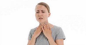 Senti un nodo alla gola? Non agitarti! Ecco cosa potrebbe essere