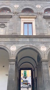 Al civico numero 3 di via Monteoliveto nel centro storico di Napoli, si trova il palazzo Orsini di Gravina e oggi vi raccontiamo la sua storia. | Valeria e Davide in Tour