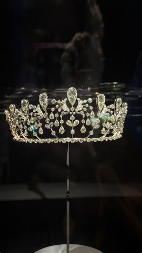 The most amazing jewel exhibit I’ve ever seen. Paris museums have the key to my heart. Diamonds are truly a girls best friend. The videos don’t even capture the real beauty 🤩