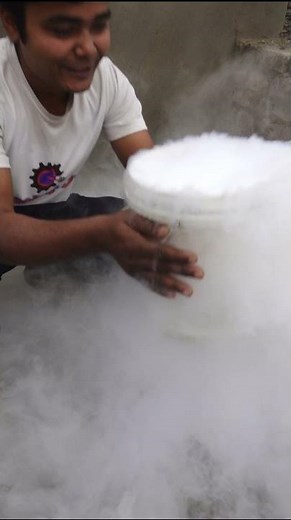 Liquid Nitrogen vs Hot water 🤯😱